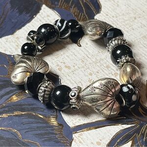 Vintage Y2K Chunky Textured Heart Black and Silver Beaded Stretch Bracelet D3